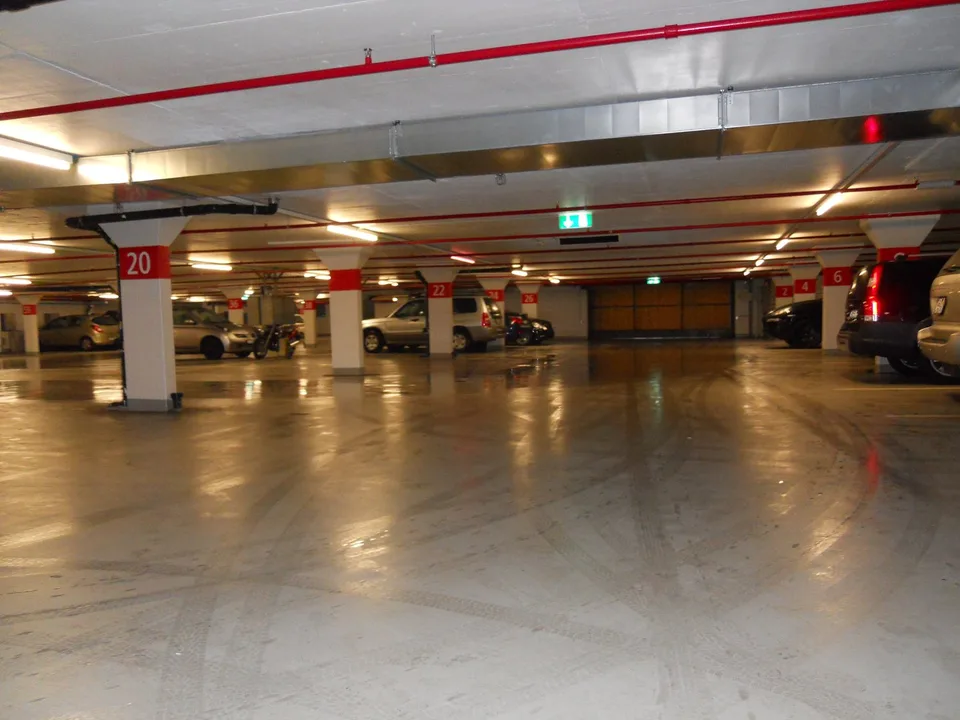 Einstellhallenplätze Nähe Westside