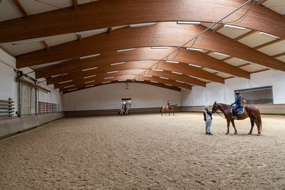 Reitsportimmobilie mit Wohnung/Einzelzimmer und Reitalle