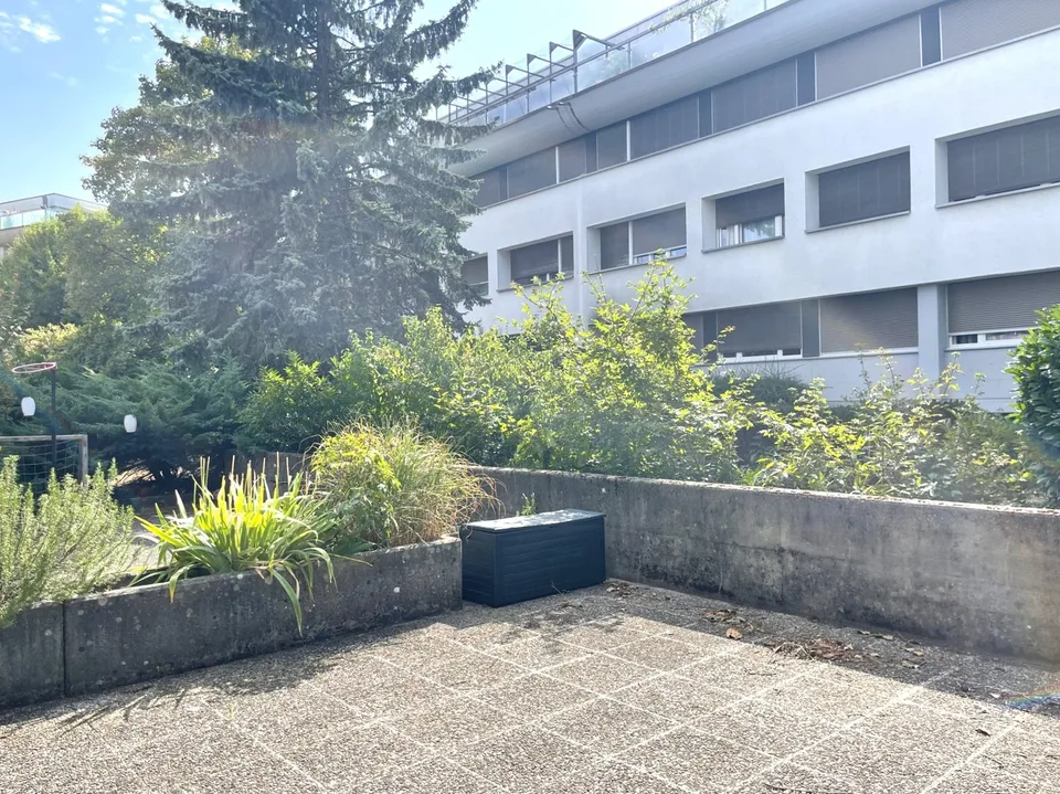 Parterre mit schönem Grundriss & einer grossen Terrasse