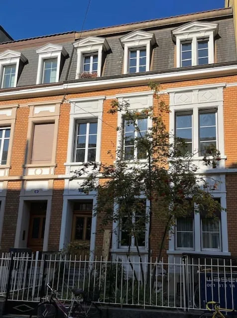 zentral & charmant Altbauwohnung mit moderner Küche und Badezimmer, Balkon und vieles mehr!