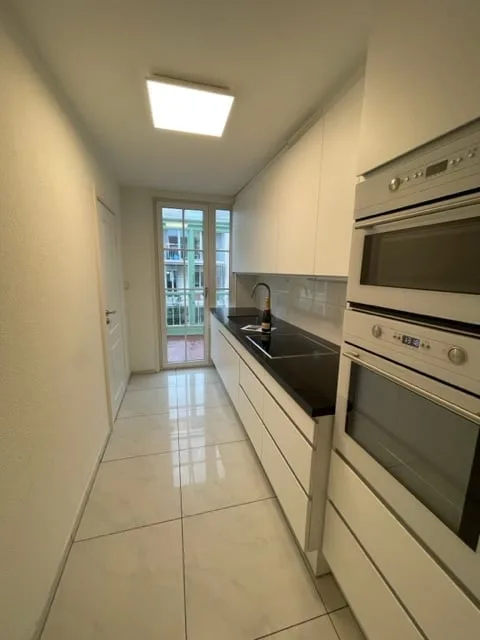 Appartement de charme en vieil immeuble central avec cuisine et salle de bain modernes, balcon et beaucoup plus !