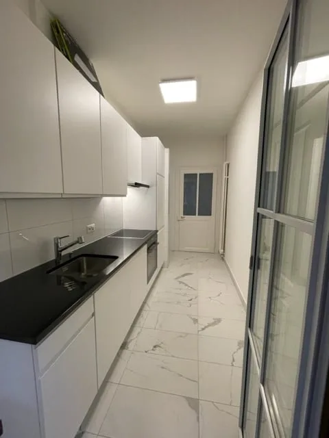 Appartement de charme en vieil immeuble central avec cuisine et salle de bain modernes, balcon et beaucoup plus !