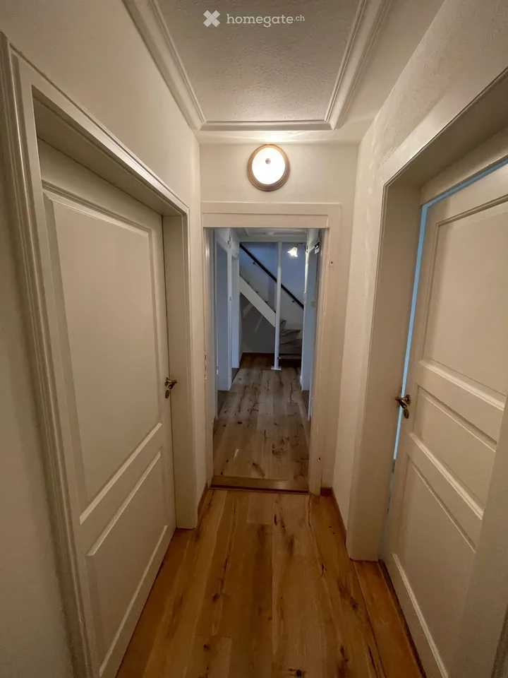 Appartement de charme en vieil immeuble central avec cuisine et salle de bain modernes, balcon et beaucoup plus !