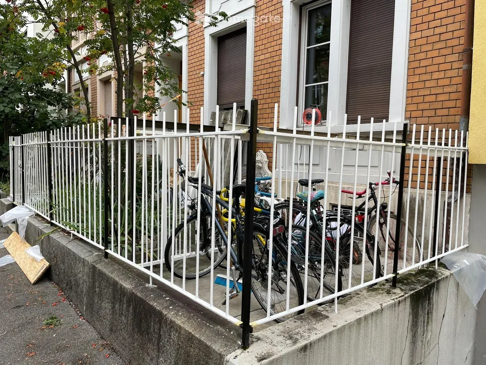 Appartement de charme en vieil immeuble central avec cuisine et salle de bain modernes, balcon et beaucoup plus !