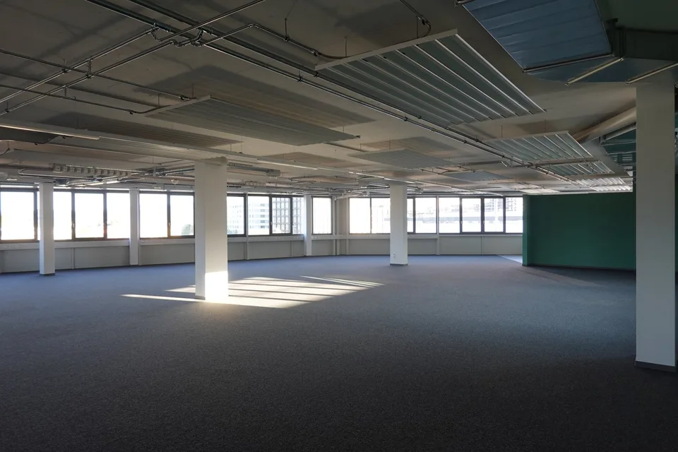 Espaces de bureau modernes aménagés avec vue