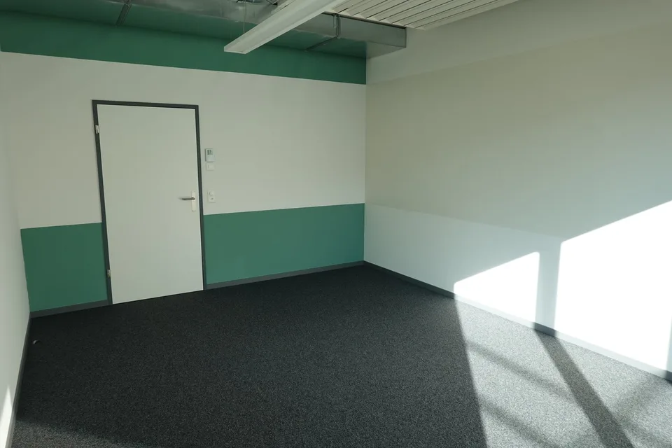 Espaces de bureau modernes aménagés avec vue