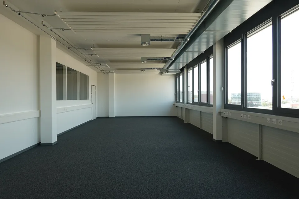 Espaces de bureau modernes aménagés avec vue