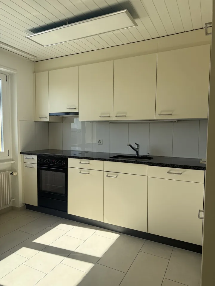 Appartement lumineux 3.5 pièces avec balcon et vue panoramique à Langwiesen