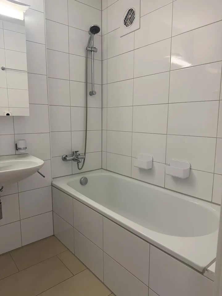Appartement lumineux 3.5 pièces avec balcon et vue panoramique à Langwiesen