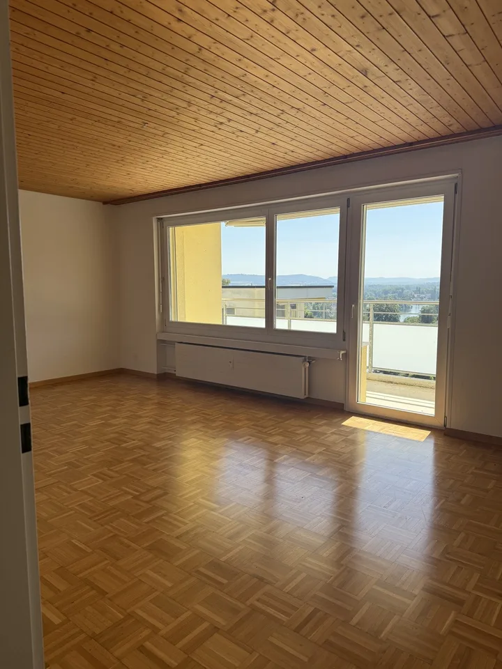 Appartement lumineux 3.5 pièces avec balcon et vue panoramique à Langwiesen