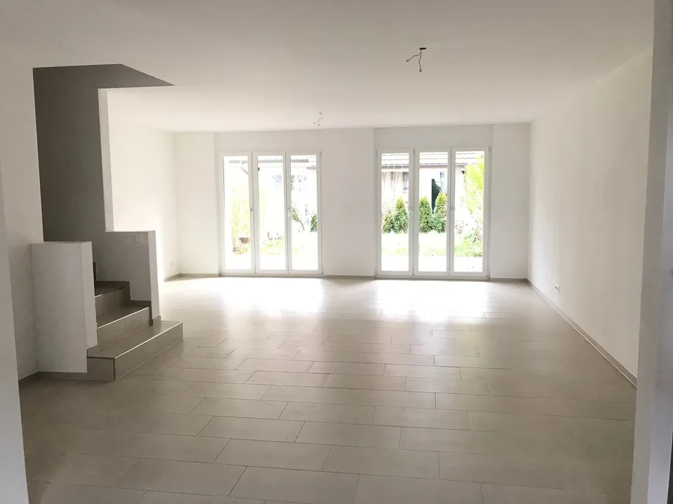 Casa unifamiliare con giardino spazioso e area di seduta coperta