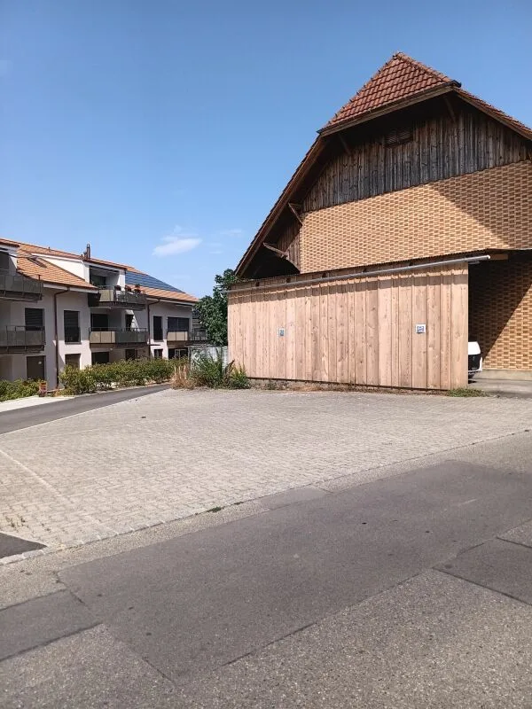 ZU VERMIETEN Aussenparkplatz