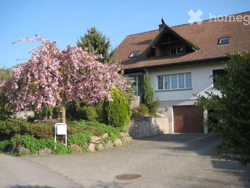 Möblierte 1 1/2 Zimmer-Wohnung in einer Wohnungsgemeinschaft mit eigenem Sitzplatz.
