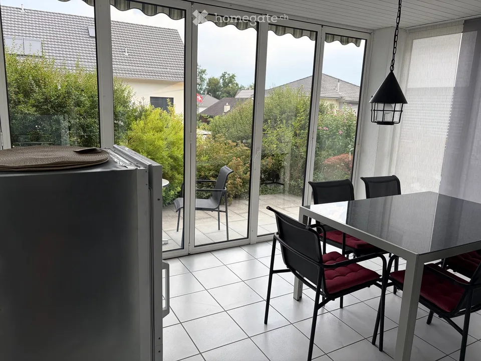 Furnished 1 1/2 room apartment in an apartment community with its own seating area.