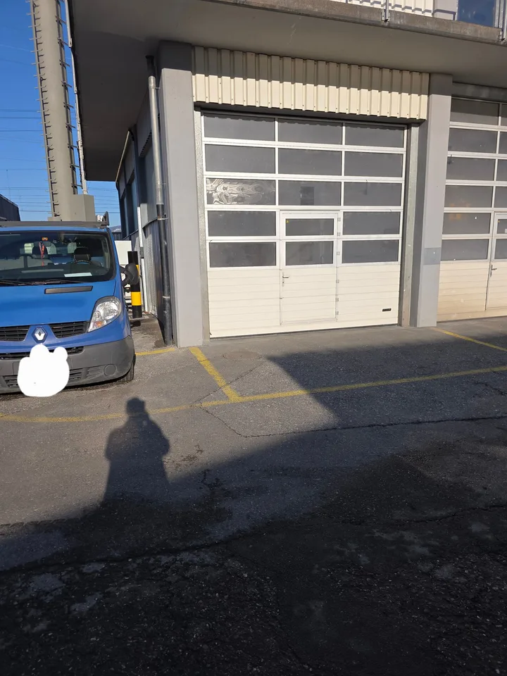 Atelier (pas de commerce de voitures, non)