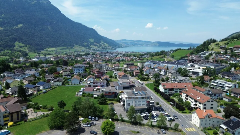 Casa residenziale e commerciale con potenziale di aumento di valore! Investite ora in una posizione di prim'ordine nel cuore della Svizzera.