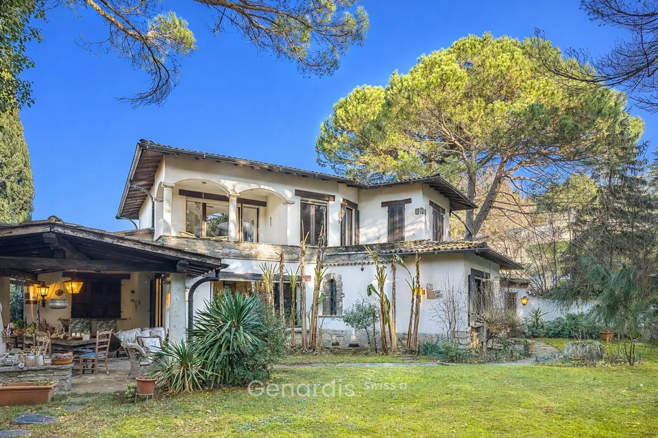 Elegante Villa con Piscina e Vista Panoramica a Collina d'Oro
