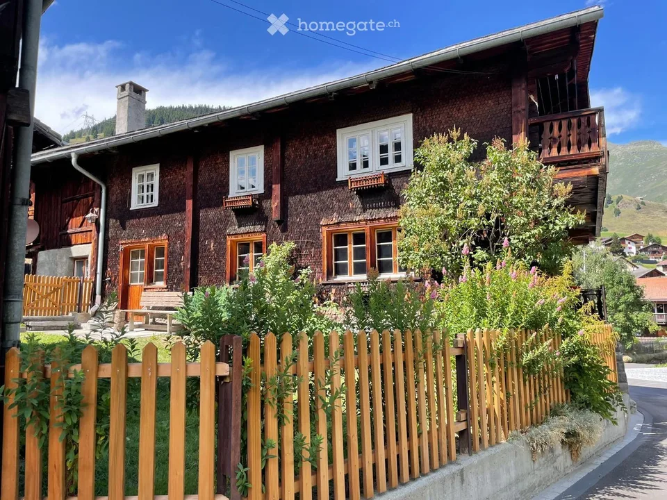Charmante Bauernhaushälfte mit Garten und Schopf in Rueras, Graubünden