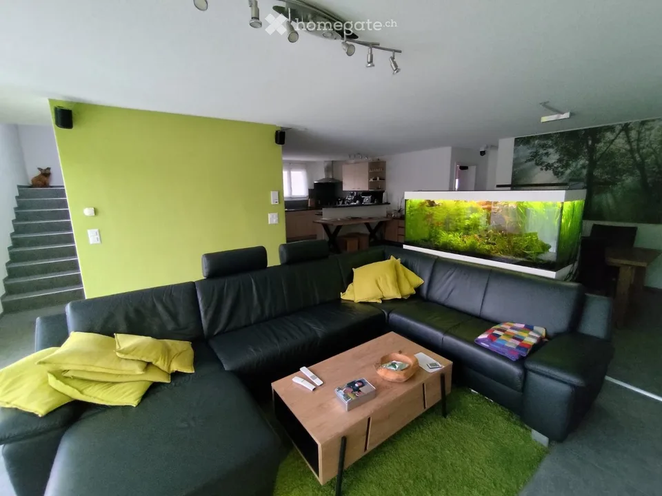 Bel appartement spacieux à deux étages de 4,5 pièces à louer à Kestenholz
