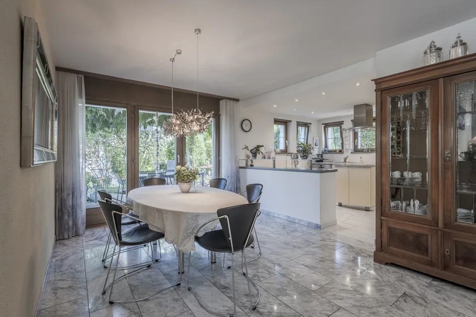 Maison unifamiliale spacieuse avec annexe et double garage