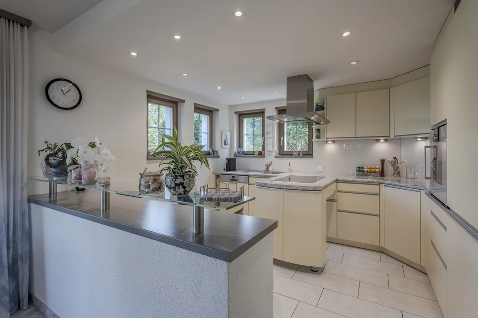 Maison unifamiliale spacieuse avec annexe et double garage