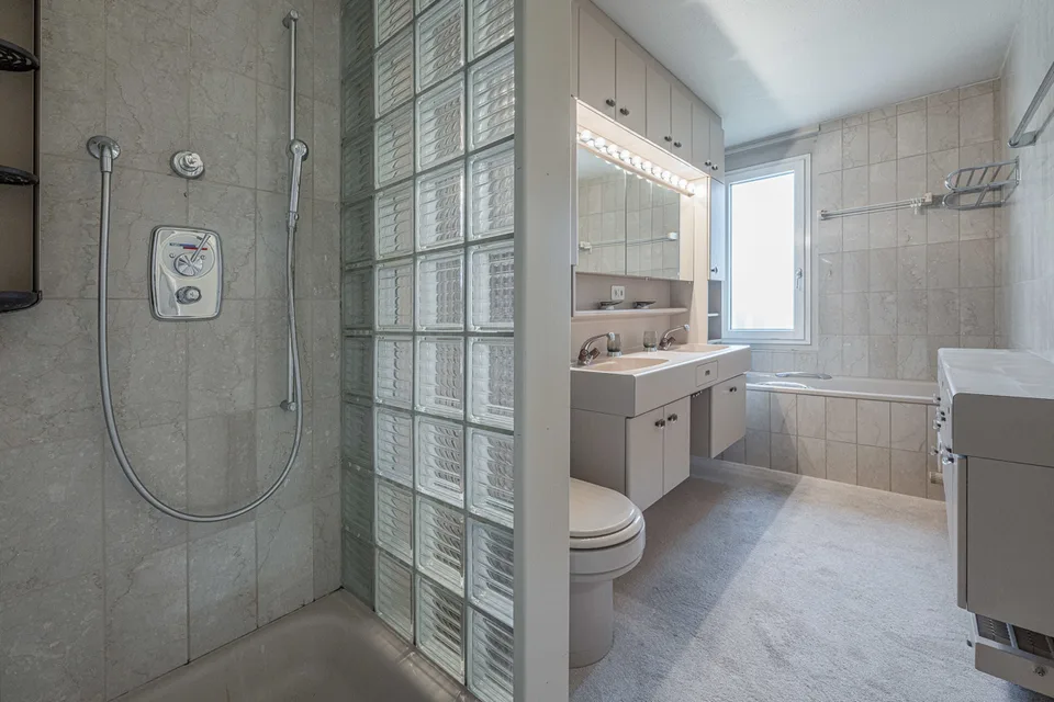 Una casa di architetto sul bordo del bosco; vivere con stile e privacy