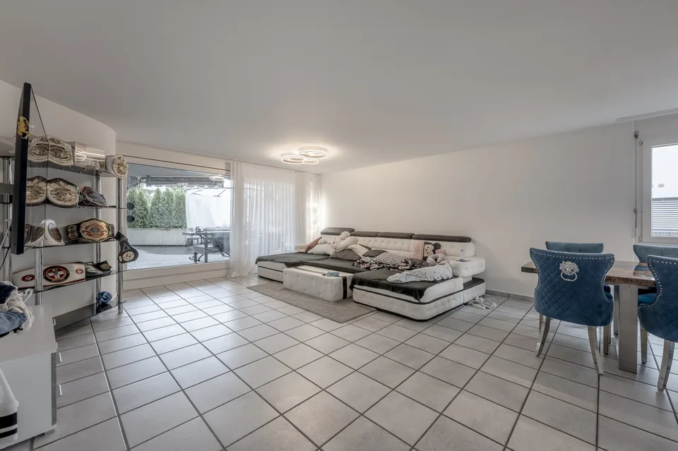 Appartement 5.5 pièces avec terrasse et pièces annexes spacieuses