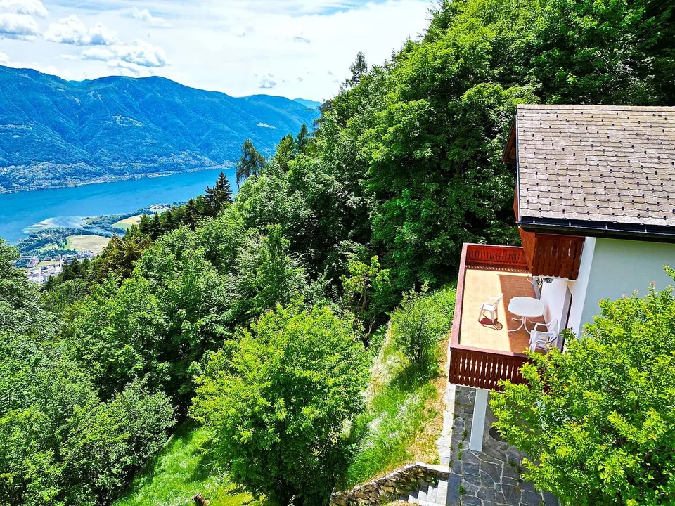 Chalet de montagne exclusif avec résidence secondaire sur Cardada / Tessin