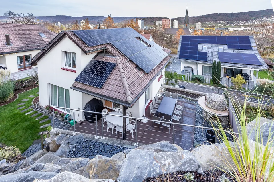 Grosses Einfamilienhaus in oberster Lage mit Blick übers Limmattal