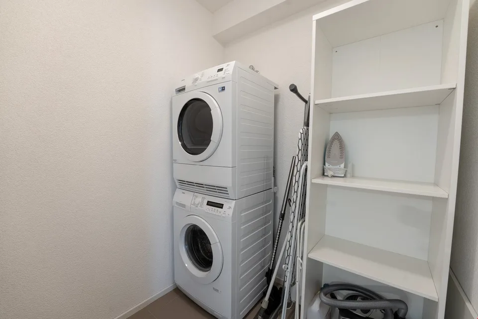 Light modern apartment with own washer/dryer and parking – photo 6 of 7