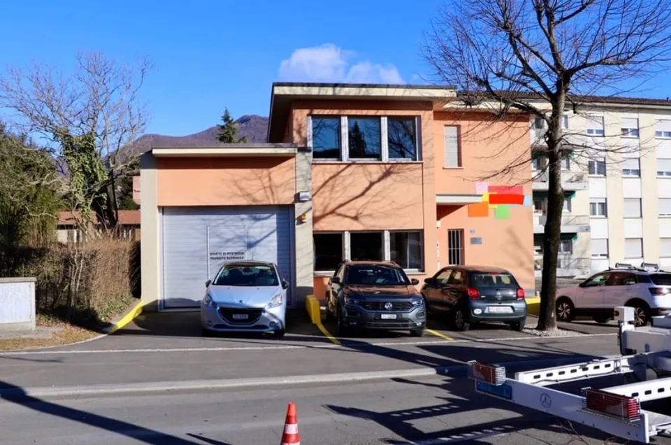 Vendesi o Affittasi Immobile Artigianale / commerciale / amministrativo con Uffici a Balerna