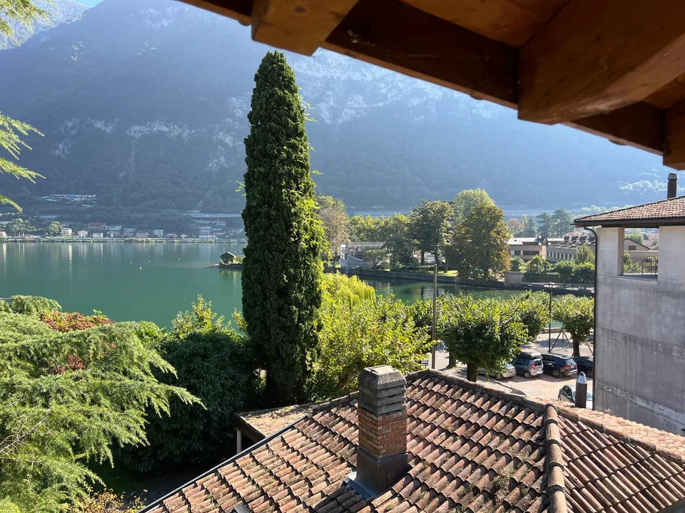 Riva San Vitale CENTRALISSIMO E FRONTE LAGO, ATTICO in perfetto stato