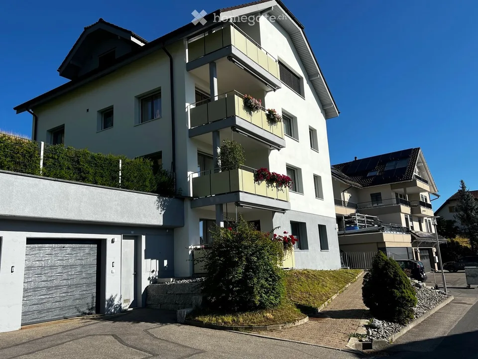 Helle 4.5-Zimmer-Wohnung mit Balkon und Gartenzugang in Menzberg