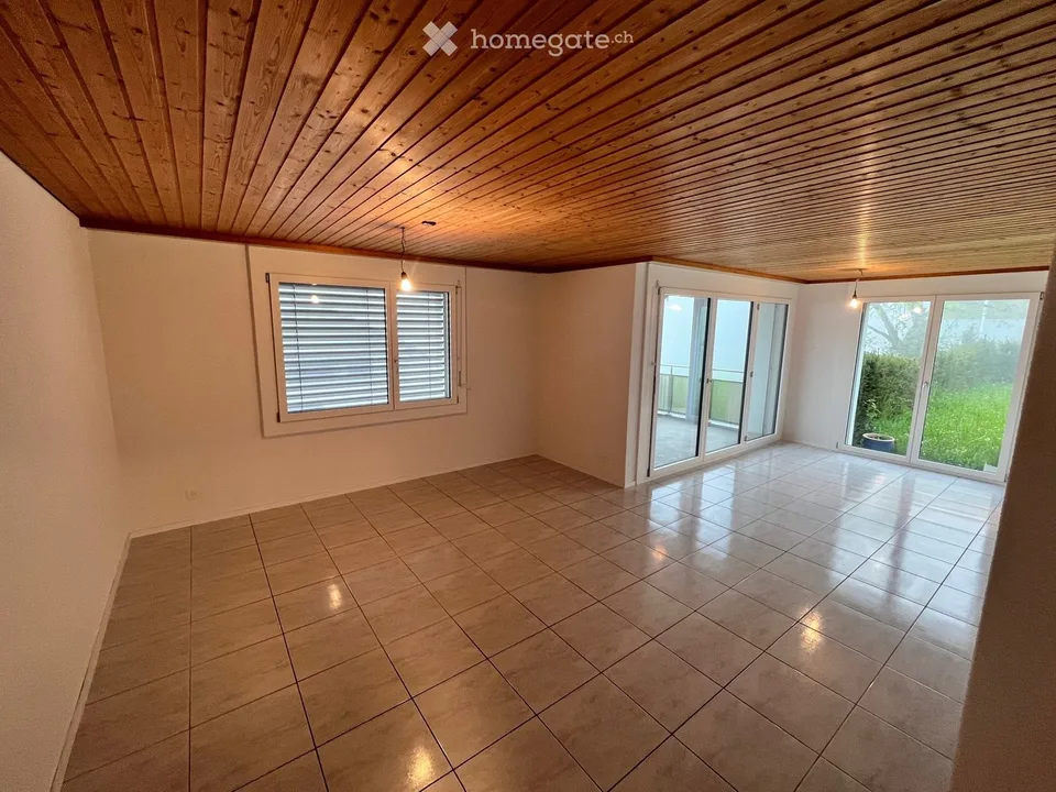 Appartement lumineux 4.5 pièces avec balcon et accès au jardin à Menzberg