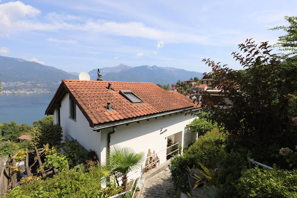 Doppelhaus-Hälfte mit herrlicher Sicht auf den Lago Maggiore