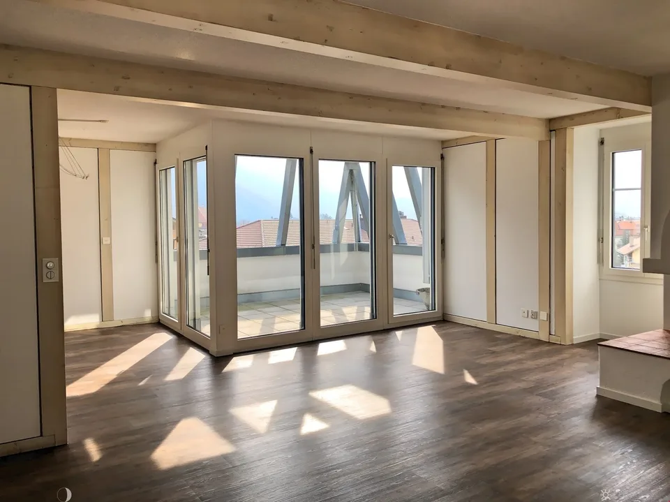 Grosszügige 3.5-Zimmer-Dachwohnung mit Terrasse und Bergsicht