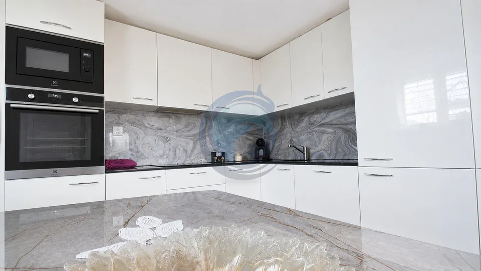 BELLE VILLA INDIVIDUELLE RÉNOVÉE AVEC GRAND TERRAIN ET VUE DÉGAGÉE