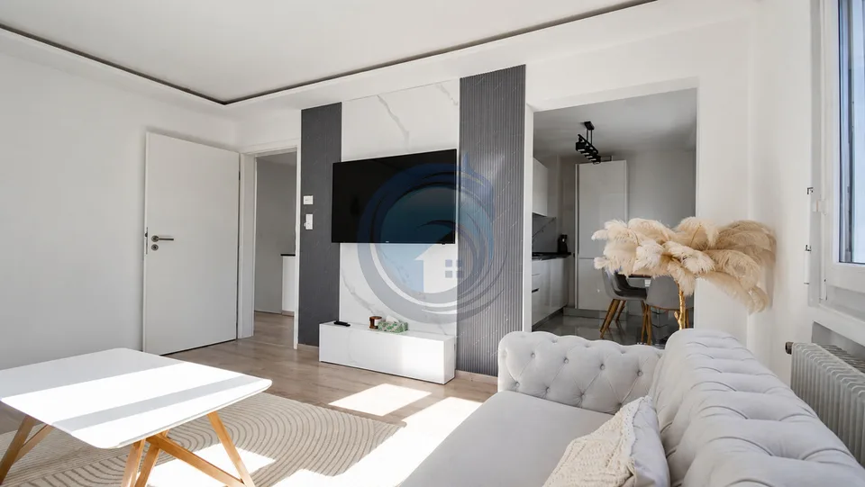 SCHÖNE RENOVIERTE EINZELVILLA MIT GROSSEM GRUNDSTÜCK UND UNVERBAUTER AUSSICHT – Foto 7 von 11