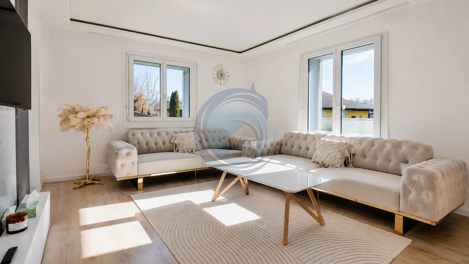 SCHÖNE RENOVIERTE EINZELVILLA MIT GROSSEM GRUNDSTÜCK UND UNVERBAUTER AUSSICHT – Foto 9 von 11