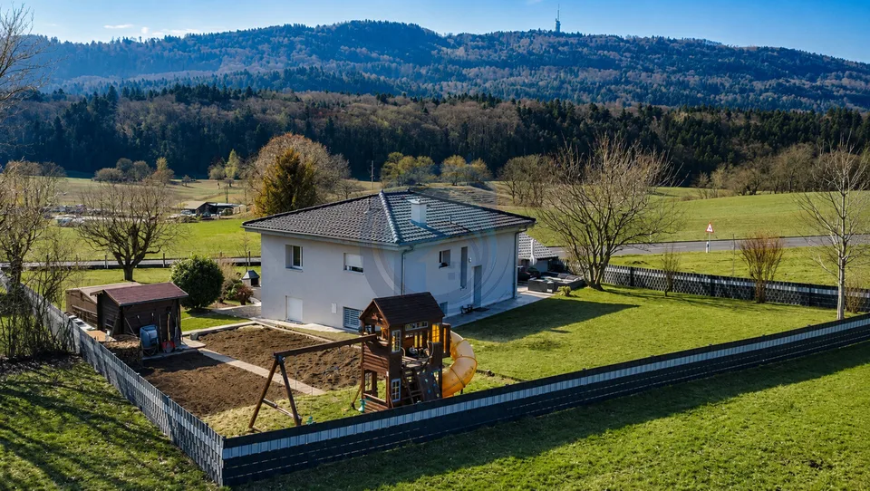 BELLE VILLA INDIVIDUELLE RÉNOVÉE AVEC GRAND TERRAIN ET VUE DÉGAGÉE