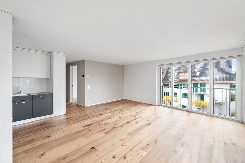 MODERNE WOHNUNG MIT GROSSZÜGIGEM GARTENSITZPLATZ IN MÄNNEDORF