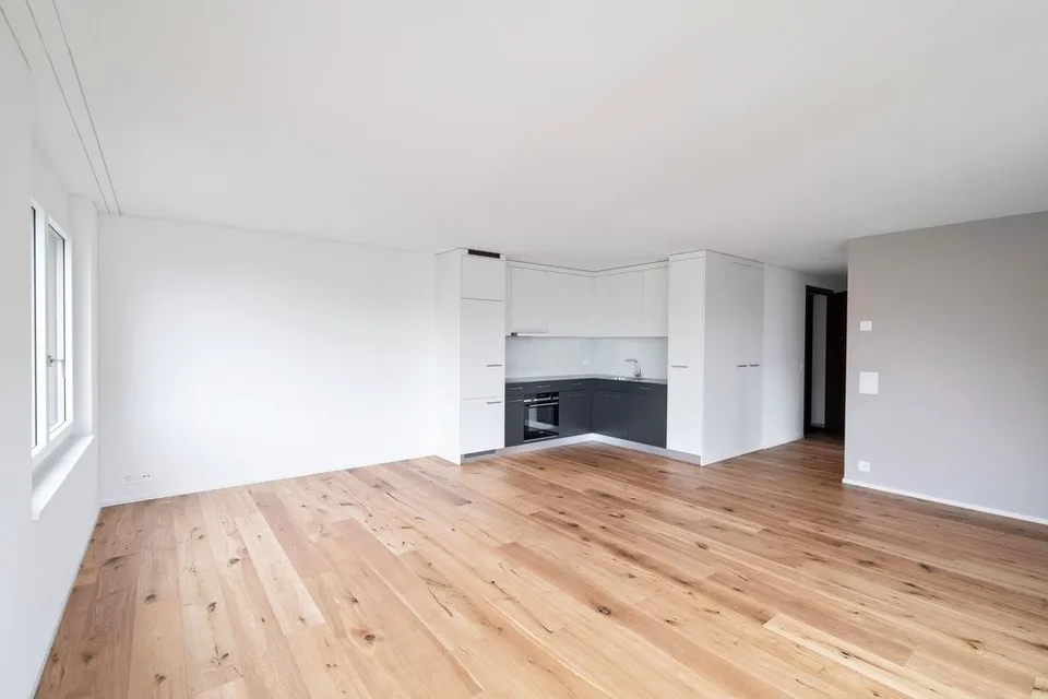 MODERNE WOHNUNG MIT GROSSZÜGIGEM GARTENSITZPLATZ IN MÄNNEDORF