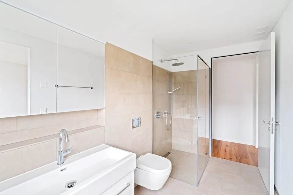 MODERNE WOHNUNG MIT GROSSZÜGIGEM GARTENSITZPLATZ IN MÄNNEDORF