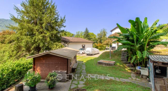 Rare opportunité - Maison uni/bifamiliale avec piscine, terrain et intimité