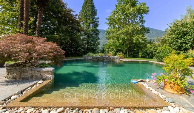 Rara opportunità - Villa uni-bifamiliare con piscina, terreno e privacy