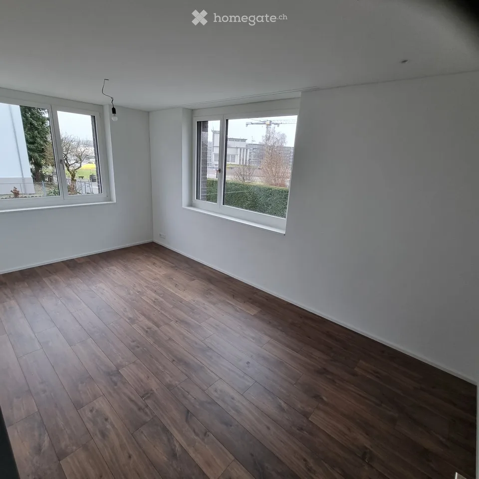 Appartement neuf de 4,5 pièces (113 m²) au rez-de-chaussée à Cham avec espace de séjour couvert et jardin