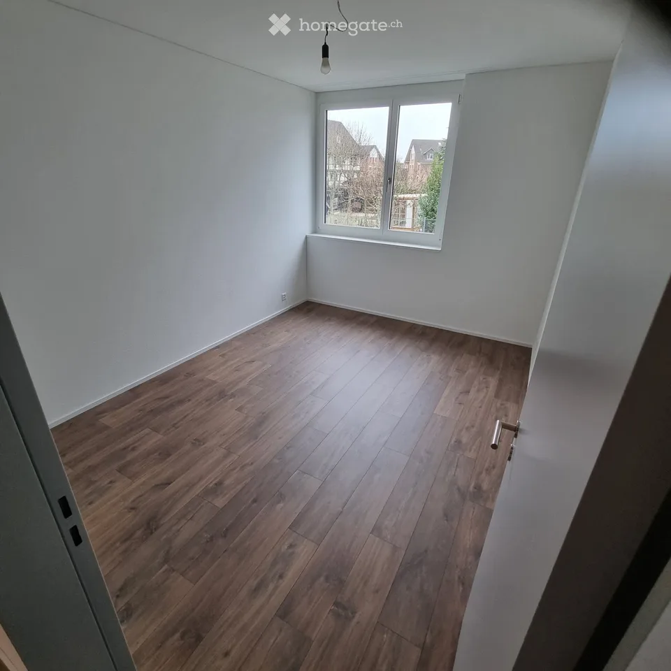 Appartement neuf de 4,5 pièces (113 m²) au rez-de-chaussée à Cham avec espace de séjour couvert et jardin