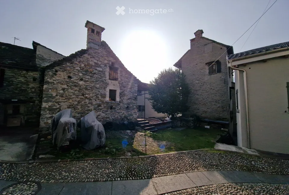 Rustic house with character in Gordola + adjacent rustico
