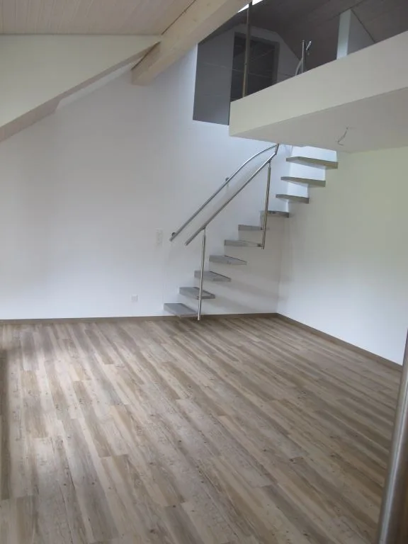 Bright sunny apartment with balcony (no lift), date by arrangement