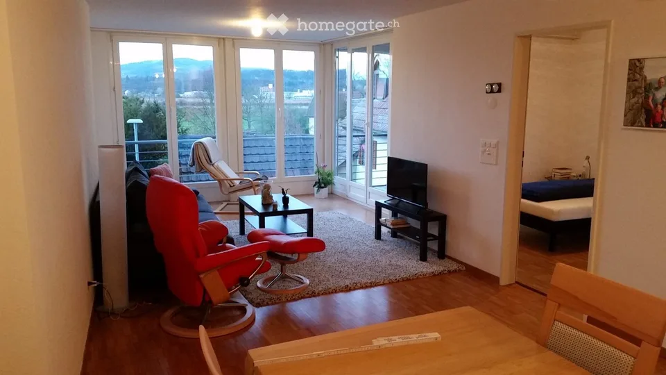 Charmante grosse 2.5-Zimmer-Whg., 72m2, mit Balkon schöner Aussicht im Zentrum. ÖV: SBB 4 Minuten.